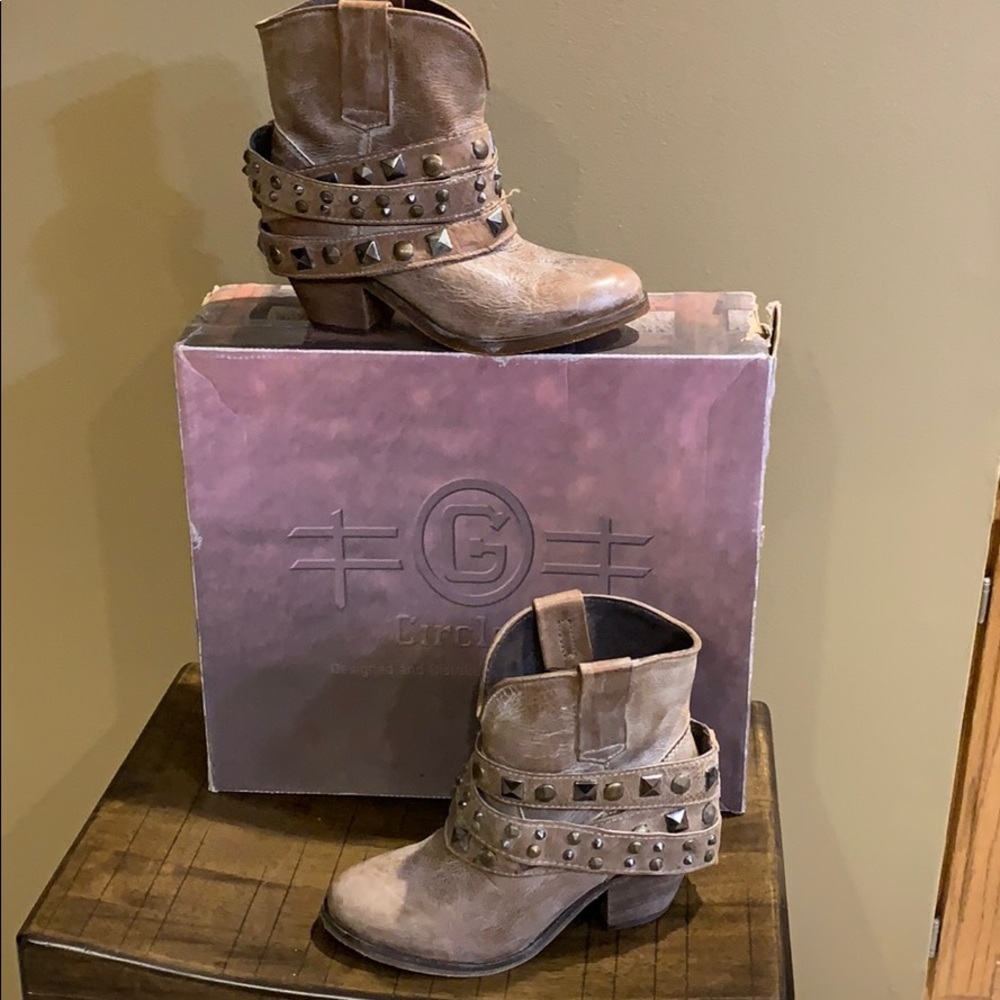 New In Box   Circle G  by Corral Ankle Boots. Sz 6